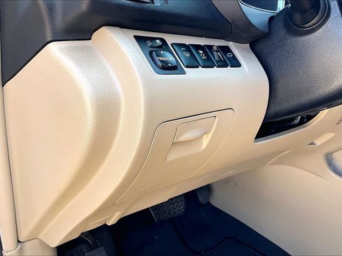 Used 2012 Toyota Highlander SE FWD image 26