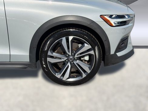Certified 2025 Volvo V60 B5 Cross Country Plus AWD/4WD image 12