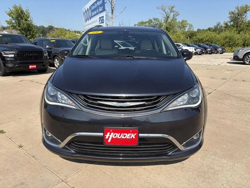 Used 2019 Chrysler Pacifica Touring-L FWD image 2