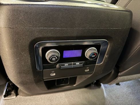 Used 2024 Chevrolet Suburban LT image 30