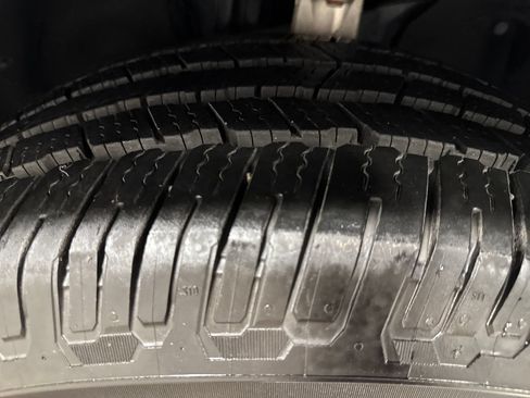 Used 2019 Jeep Grand Cherokee Laredo AWD/4WD image 11