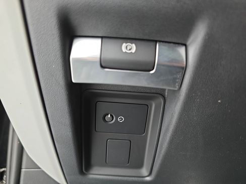 Used 2024 Land Rover Defender 110 SE image 25