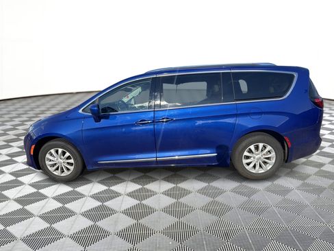 Used 2019 Chrysler Pacifica Touring-L w/ Premium Audio Group FWD image 2