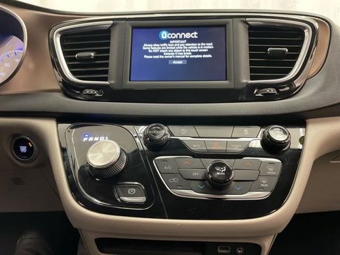 Used 2020 Chrysler Voyager LX image 19