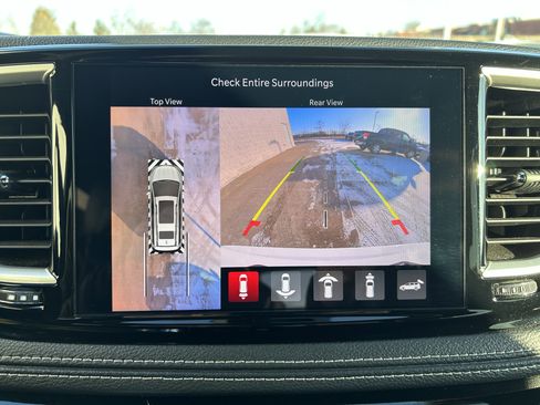 Used 2024 Chrysler Pacifica Limited image 29