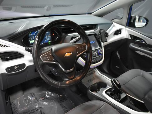 Used 2017 Chevrolet Bolt Premier w/ Driver Confidence II Package FWD image 4