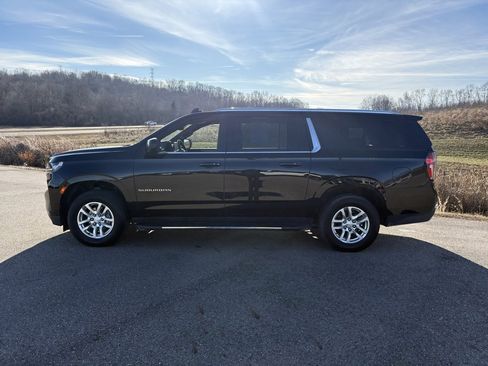 Used 2022 Chevrolet Suburban LT image 2