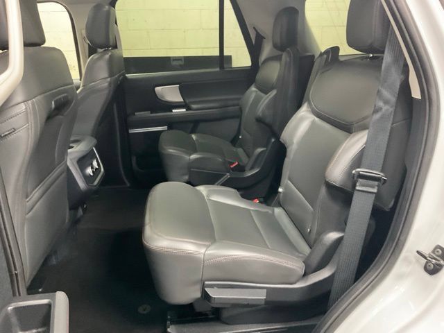 Used 2025 Ford Expedition Active AWD/4WD image 17