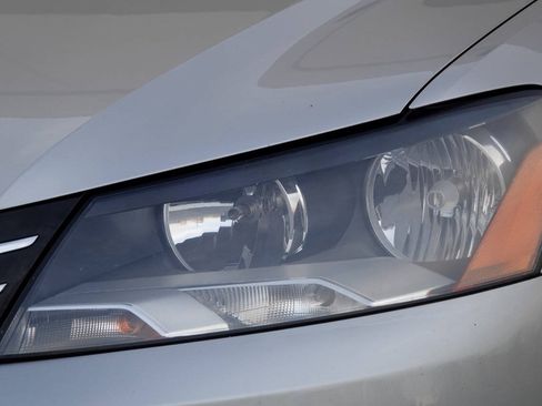 Used 2012 Volkswagen Passat TDI SE FWD image 38