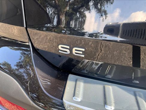 Used 2023 Volkswagen Taos SE w/ Panoramic Sunroof Package FWD image 10