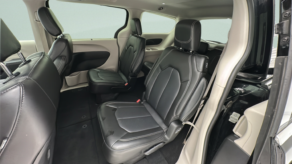 Used 2024 Chrysler Pacifica Touring-L FWD image 9