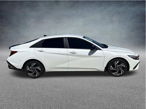 Used 2025 Hyundai Elantra Sport FWD image 11