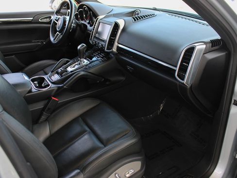 Used 2016 Porsche Cayenne AWD/4WD image 19