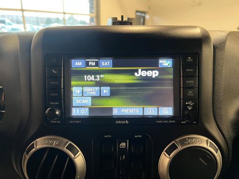 Used 2017 Jeep Wrangler Unlimited Sahara w/ Max Tow Package AWD/4WD image 16