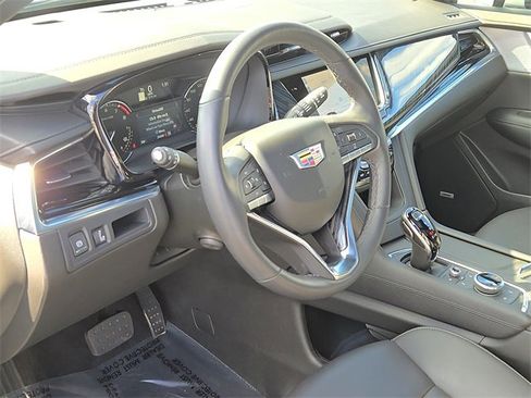 Used 2025 Cadillac XT6 Premium Luxury image 16