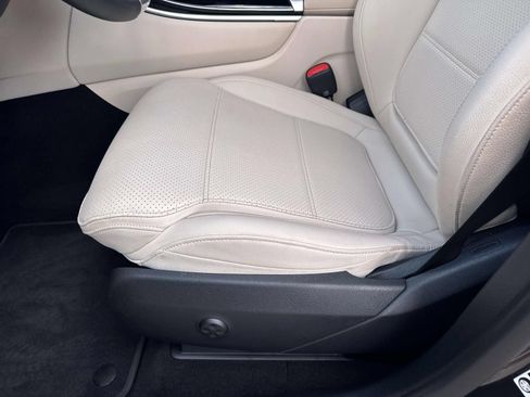 Used 2025 Mercedes-Benz GLC 300 4MATIC image 17
