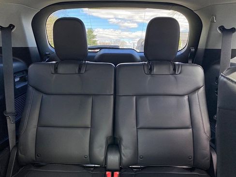 Used 2022 Ford Explorer XLT w/ Equipment Group 202A AWD/4WD image 21