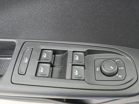 Certified 2022 Volkswagen Taos SEL w/ Panoramic Sunroof Package image 27