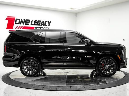 Used 2025 Cadillac Escalade V AWD/4WD image 9