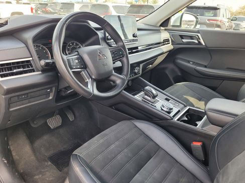 Used 2024 Mitsubishi Outlander SE image 9