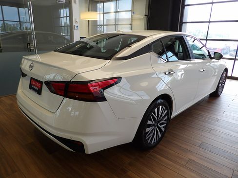 Used 2025 Nissan Altima 2.5 SV FWD image 6