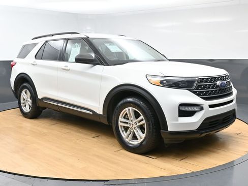Used 2022 Ford Explorer XLT w/ Equipment Group 202A AWD/4WD image 3
