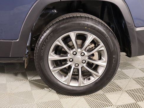 Used 2020 Jeep Cherokee Latitude Plus w/ Cold Weather Group image 18