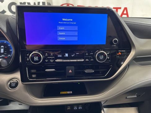 Used 2024 Toyota Highlander Platinum image 32