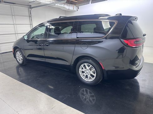 Used 2022 Chrysler Pacifica Touring-L image 10