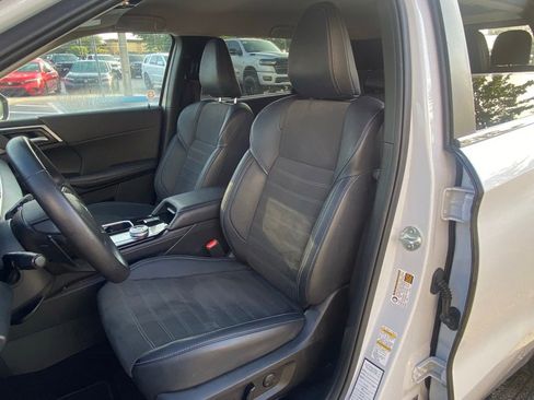 Used 2025 Mitsubishi Outlander SE FWD image 15