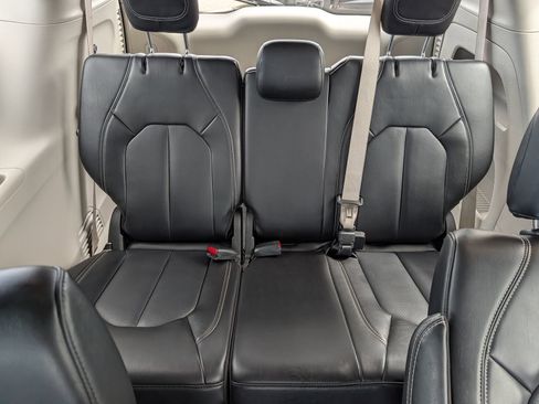 Used 2023 Chrysler Pacifica Touring-L FWD image 20
