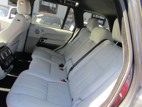 Used 2017 Land Rover Range Rover HSE image 9