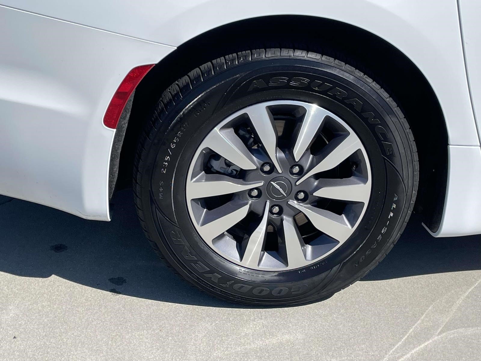Used 2023 Chrysler Pacifica Limited FWD image 7