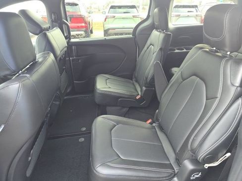 New 2026 Chrysler Pacifica Select AWD/4WD image 12