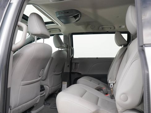 Used 2020 Toyota Sienna XLE w/ XLE Navigation Package FWD image 20