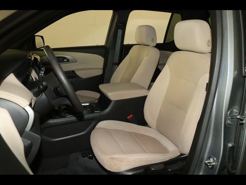 Used 2023 Chevrolet Traverse LS image 11