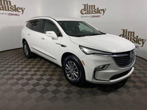 Used 2023 Buick Enclave Essence image 1