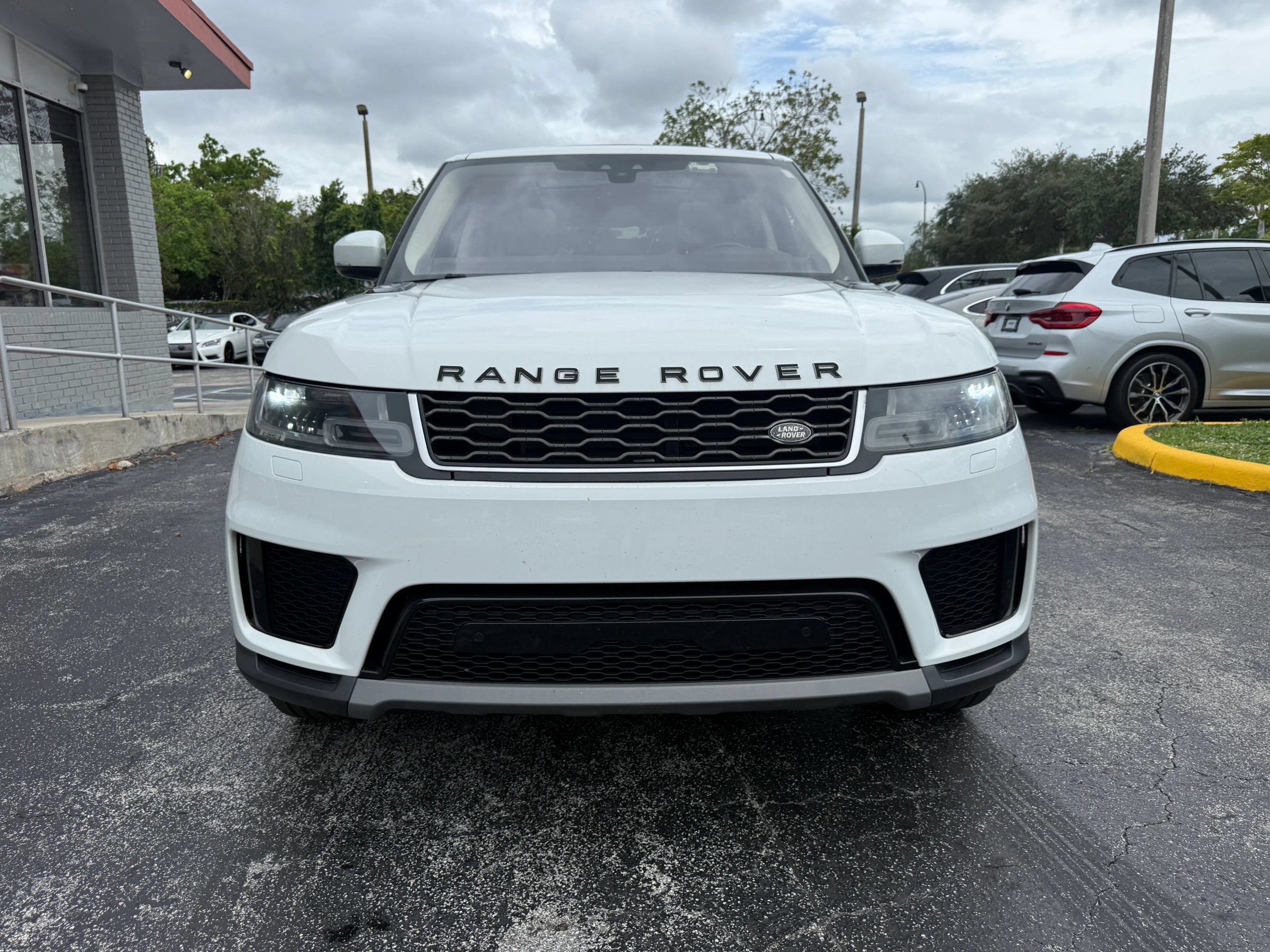 Used 2018 Land Rover Range Rover Sport SE AWD/4WD image 3