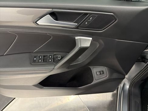 Used 2024 Volkswagen Tiguan SE w/ Panoramic Sunroof Package image 18