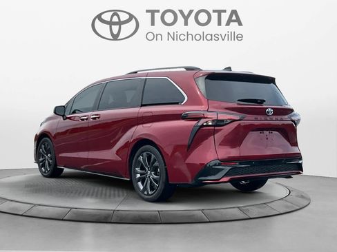 Used 2024 Toyota Sienna XSE w/ XSE Plus Package FWD image 3