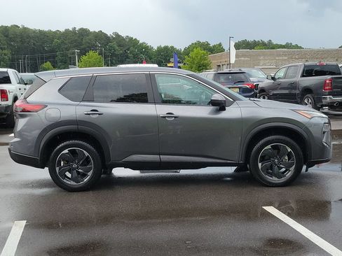 Used 2024 Nissan Rogue SV FWD image 2