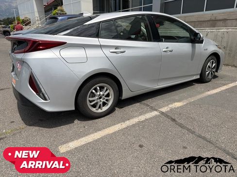 Used 2019 Toyota Prius Prime Plus w/ Carpet Mat Package FWD image 2