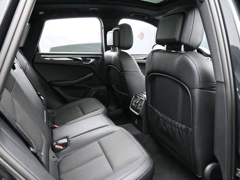 Certified 2025 Porsche Macan image 27