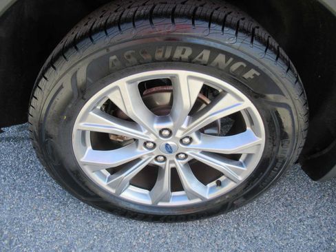 Used 2023 Ford Explorer XLT w/ Equipment Group 202A AWD/4WD image 10
