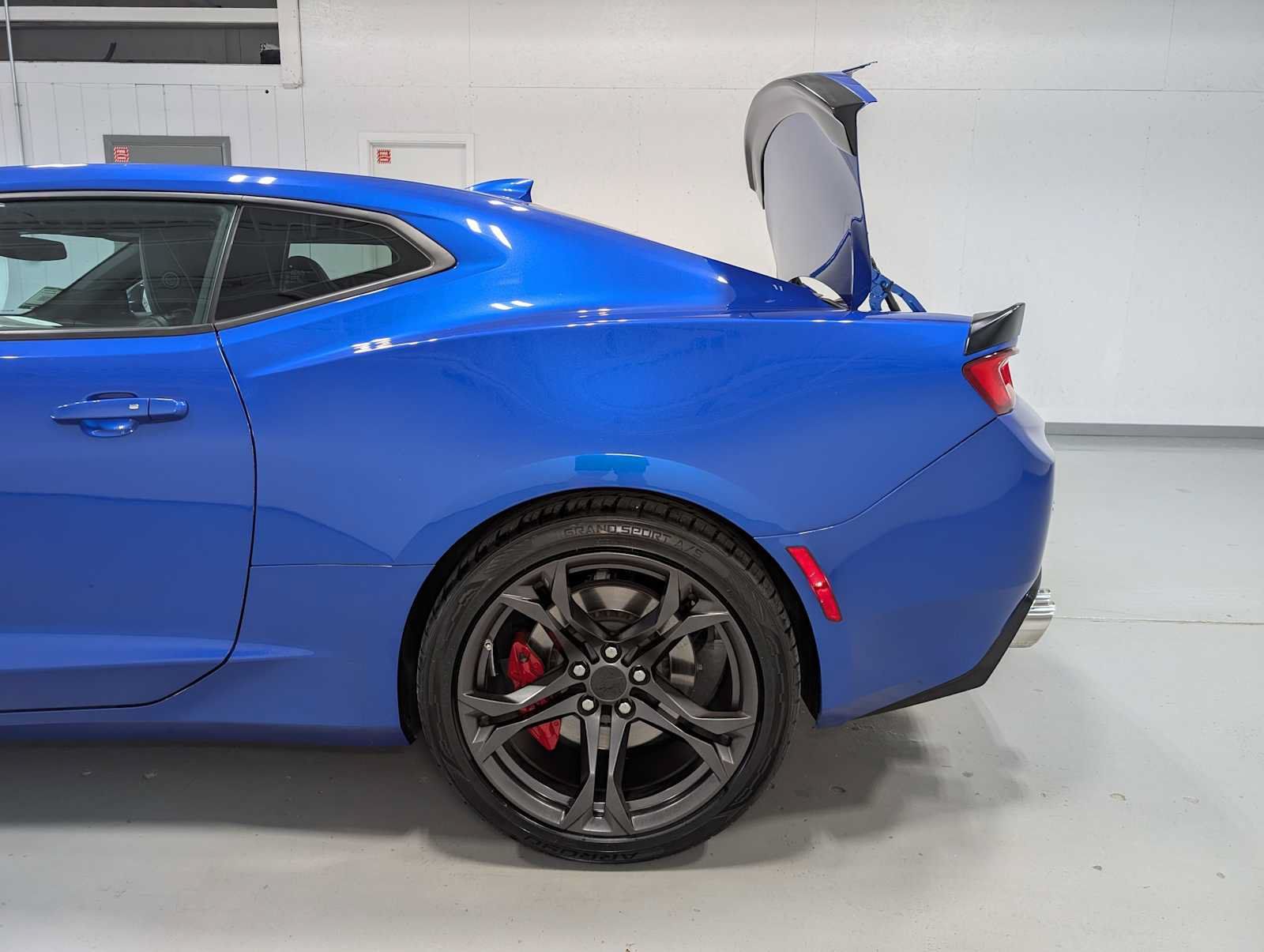 Used 2018 Chevrolet Camaro SS RWD image 10