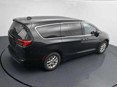 Used 2023 Chrysler Pacifica Touring-L FWD image 16
