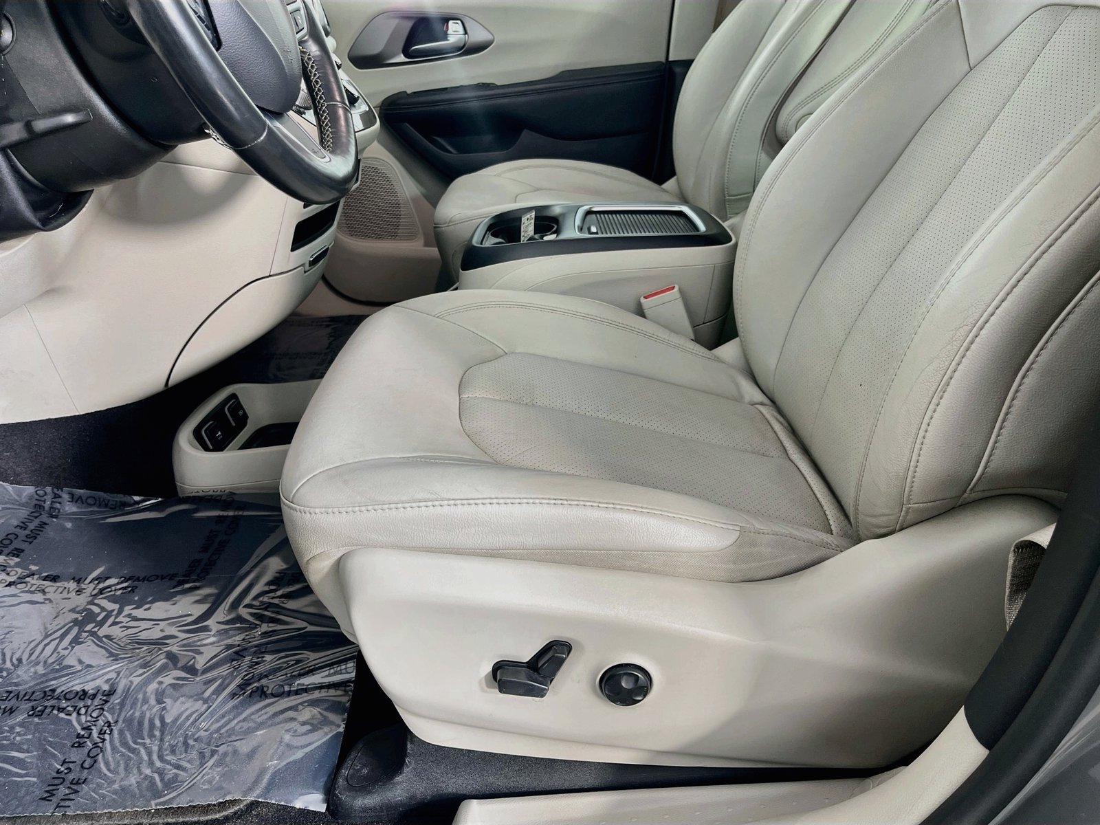 Used 2021 Chrysler Pacifica Touring-L FWD image 28