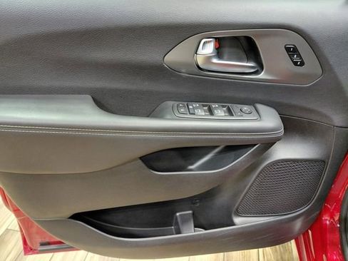 Certified 2025 Chrysler Pacifica Select FWD image 44