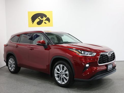 Used 2024 Toyota Highlander Limited AWD/4WD image 6
