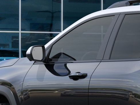 New 2025 Chevrolet Equinox ACTIV w/ Safety and Technology Package image 12